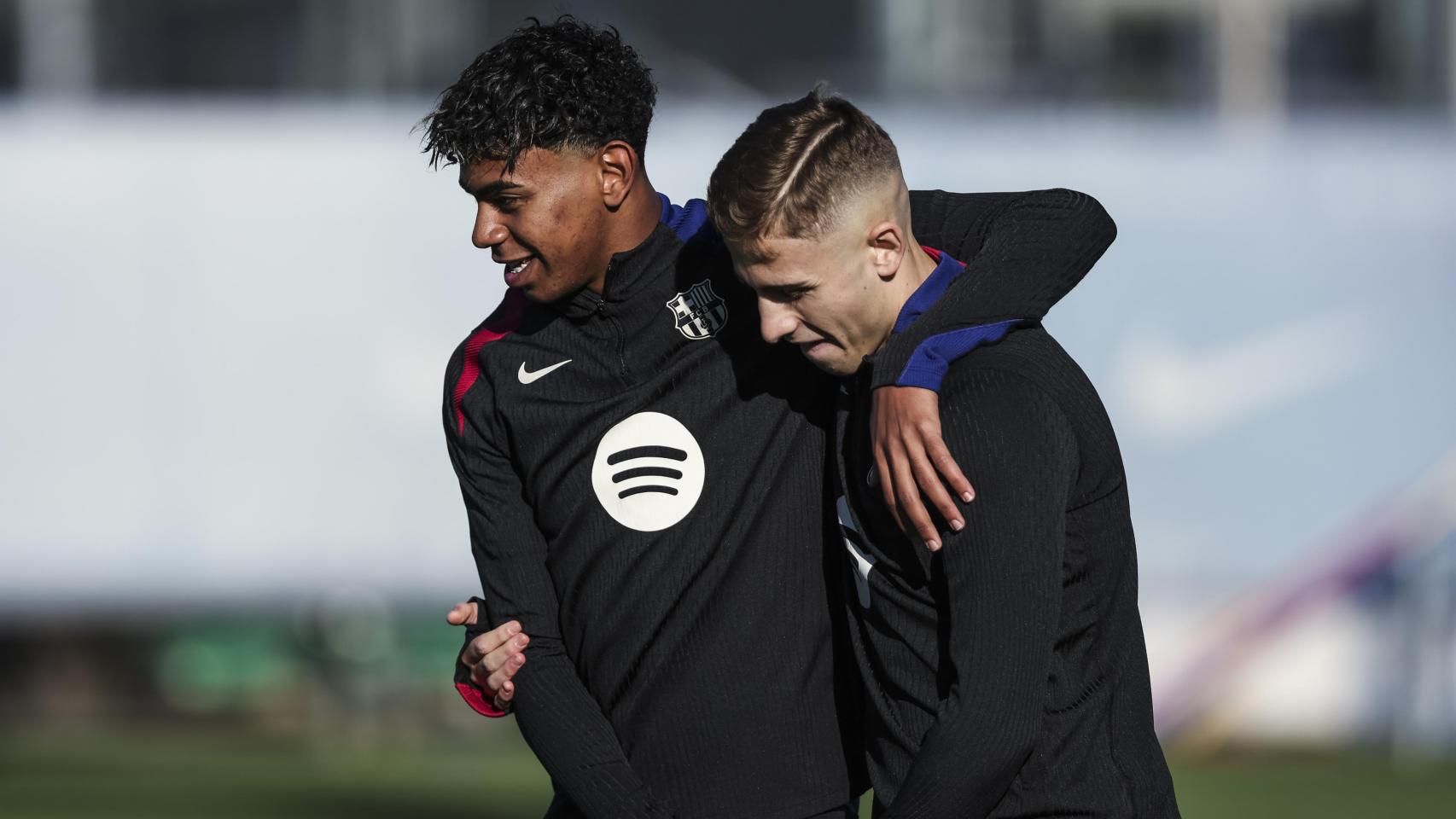 Lamine Yamal, junto a Fermín López en un entrenamiento del Barça