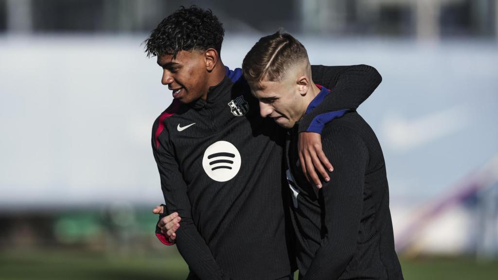 Lamine Yamal, junto a Fermín López en un entrenamiento del Barça