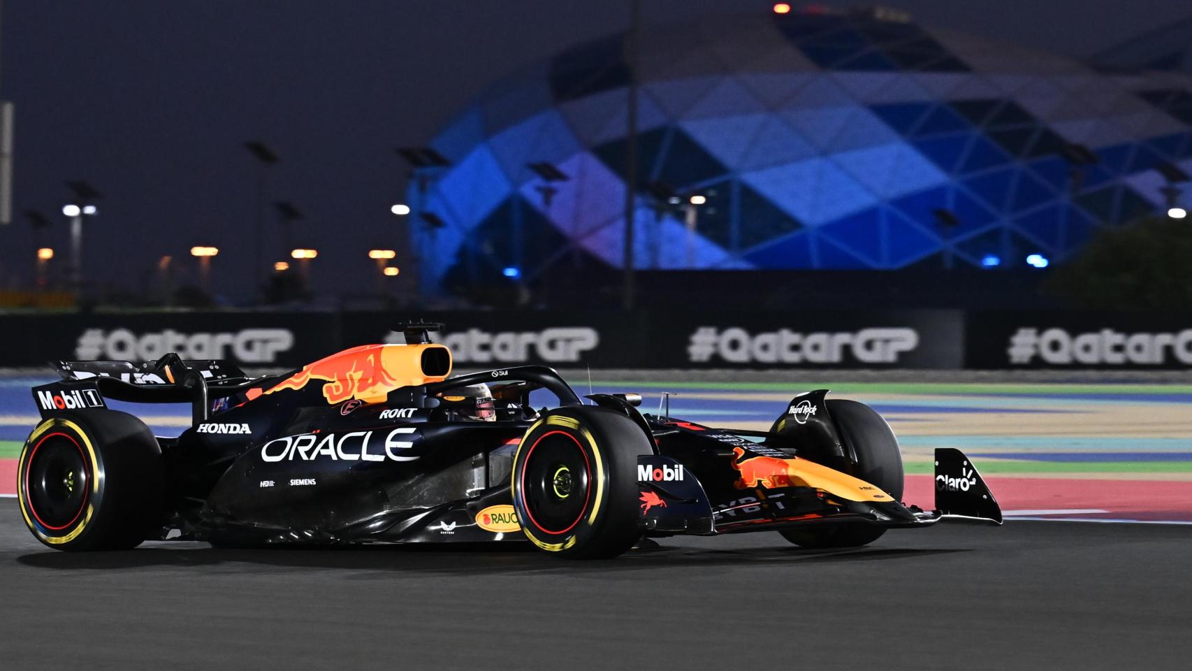 Max Verstappen rueda con su Red Bull en los Libres 1 del GP de Qatar.