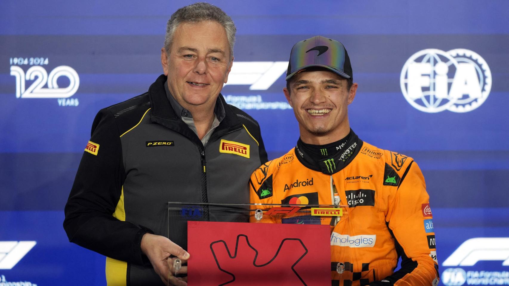 Lando Norris recibe el trofeo por haber conseguido la pole en la clasificación sprint del GP de Qatar.