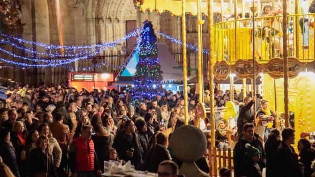 La plaza del Ayuntamiento, llena en Toledo un día navideño de 2023.