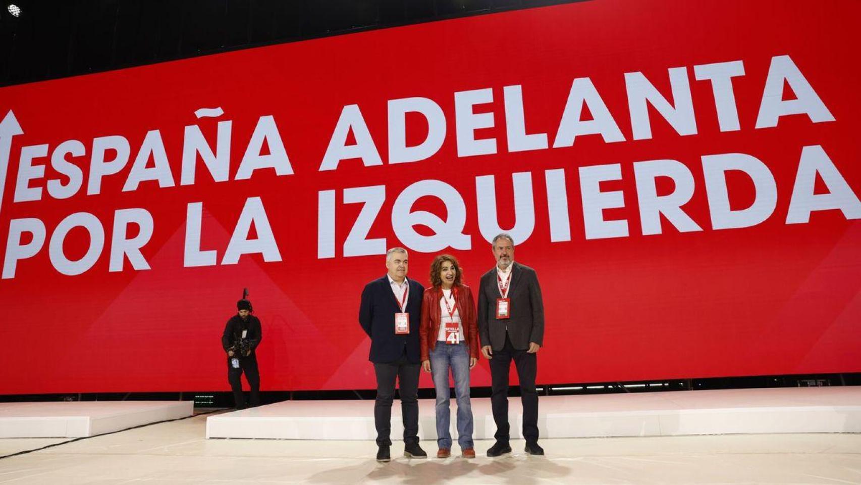 María Jesús Montero, acompañada de Santos Cerdán, y de Juan Espadas, este viernes en el lugar donde se celebra el Congreso Federal.