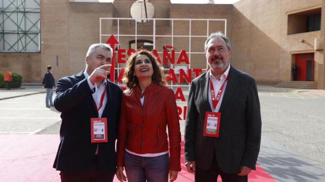 La vicepresidenta primera del Gobierno, María Jesús Montero, este viernes en Sevilla junto a Juan Espadas y Santos Cerdán.