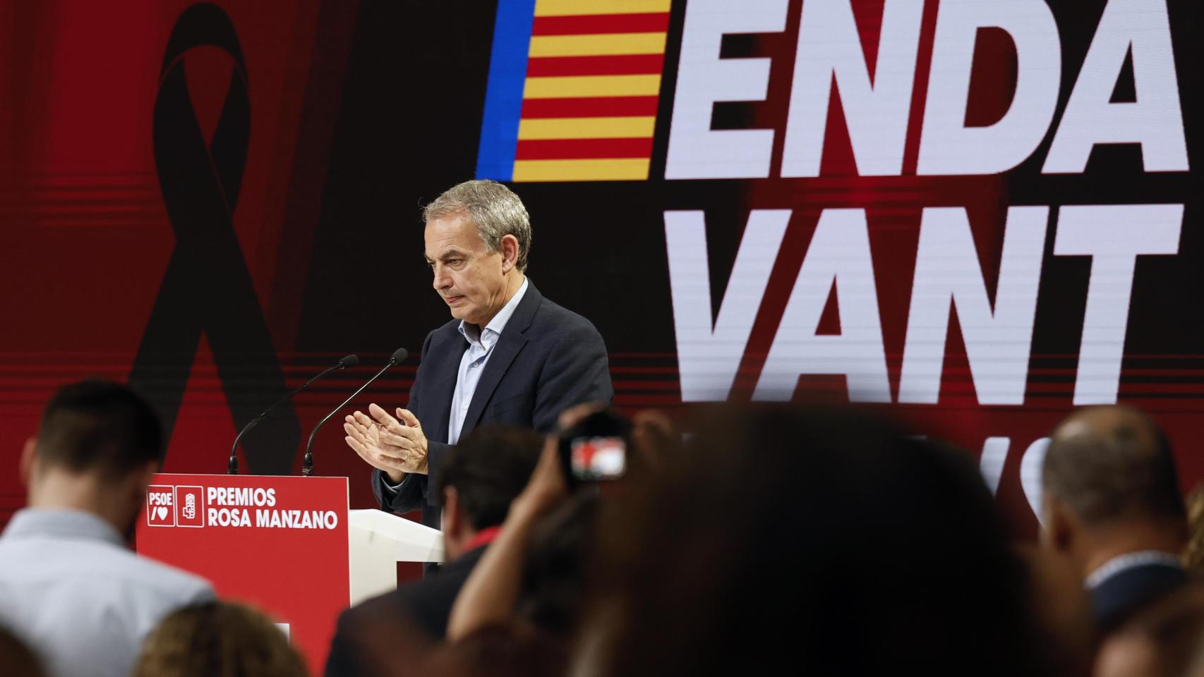 José Luis Rodríguez Zapatero durante un minuto de silencio en homenaje a los fallecidos por la DANA.