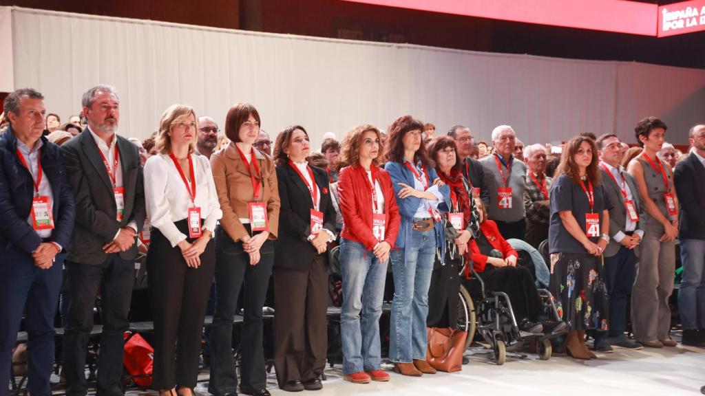 Minuto de silencio del PSOE durante la primera jornada del Congreso Federal en Sevilla por las víctimas de la DANA en Valencia.