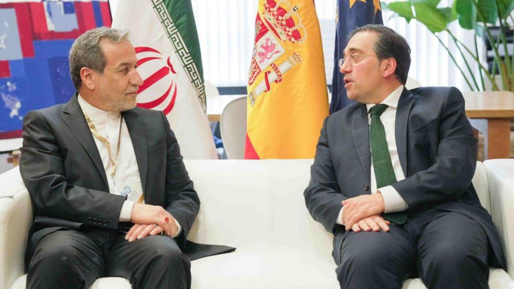 Araghchi, ministo de Exteriores de Irán, dialoga con Albares, su homólogo español, en la bilateral celebrada el pasado martes en Cascais (Portugal).