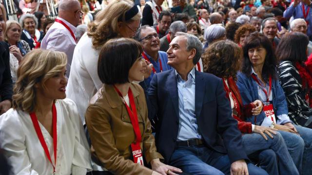 Las ministras Pilar Alegría, Diana Morant y Ana Redondo junto al expresidente del Gobierno José Luis Rodríguez Zapatero.