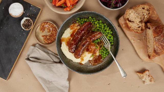 La carne cultivada aspira a equipararse a la carne de pollo, cerdo, ternera o a los productos del mar (pescados y mariscos), pero utilizando para su producción un fermentador (como el que se emplea para elaborar cerveza) en lugar de animales de granja.