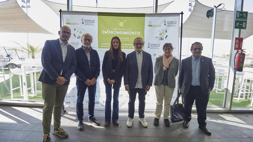 Representantes del sector químico y académico en la presentación de la incubadora en Valencia este 28 de noviembre.