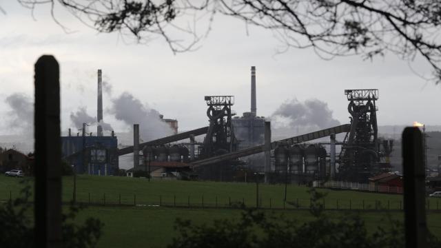 Vista de la fábrica de acero de ArcelorMittal en Gijón, Asturias (España).