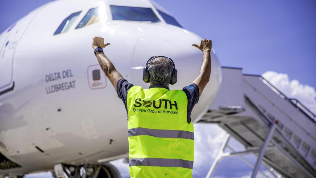 Trabajador de South Europe Ground Services, la filial de handling del grupo IAG.