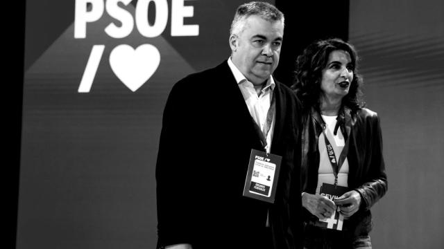 El secretario de Organización del PSOE, Santos Cerdán, (i) junto a la vicesecretaria general del PSOE y vicepresidenta primera y ministra de Hacienda del Gobierno de España, María Jesús Montero, (d) durante el primer día del 41 Congreso Federal del PSOE.