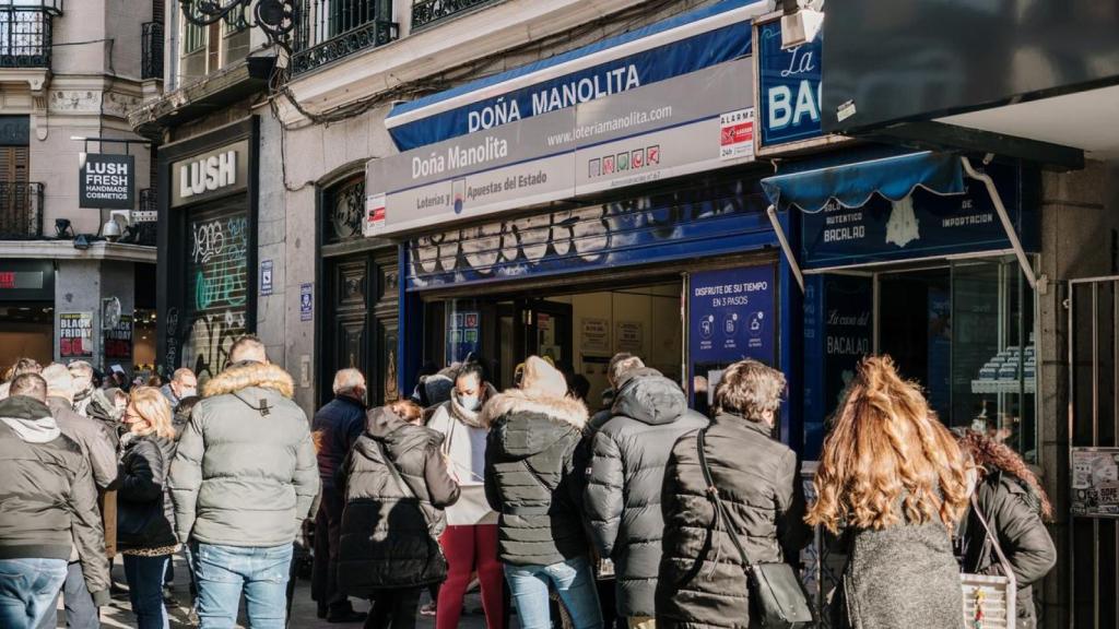 Gran afluencia en la emblemática administración de lotería Doña Manolita.