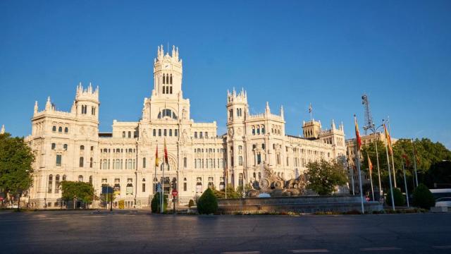 De mochilas antirrobos a sets de vino: el Ayuntamiento de Almeida gasta 144.000€ en 'merchandising' de la Marca Madrid