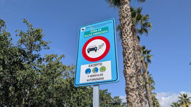 El cartel que anuncia la zona de Bajas Emisiones en el paseo marítimo, junto al puerto.