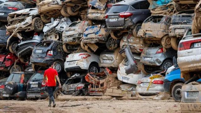 Coches siniestrados tras el paso de la DANA.