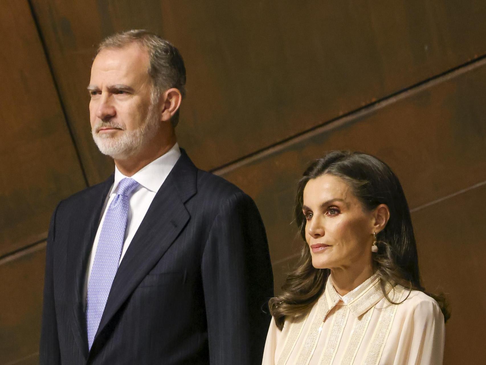 Letizia cambia su dress code para la ópera con un recatado vestido camisero.