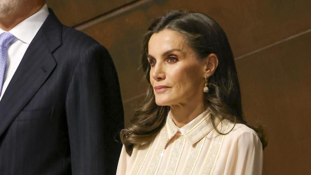 Pastel, de estilo camisero y con detalles de lentejuelas: así es el nuevo  vestido de Letizia para ir a la ópera