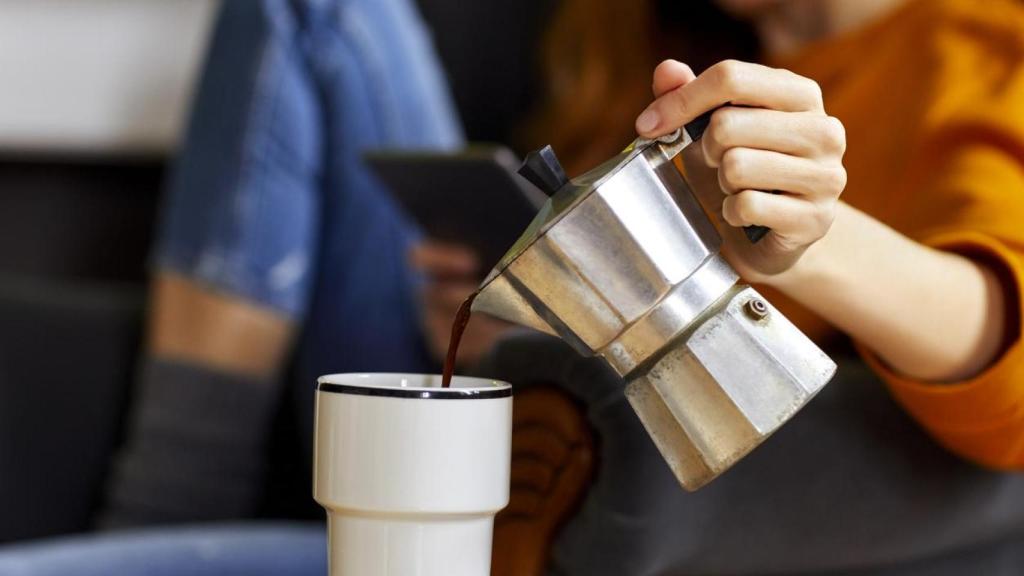 Mujer sirviéndose una taza de café.