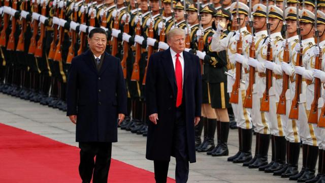 Donald Trump y Xi Jinping desfilan durante la recepción del primero en noviembre de 2017.