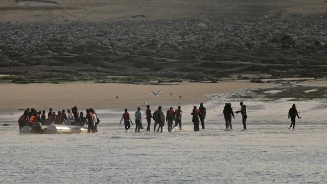 Foto de archivo de llegada de inmigrantes a Reino Unido a través del Canal de la Mancha