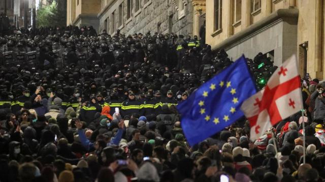 Los proeuropeos se manifiestan frente al Parlamento por segunda noche consecutiva.