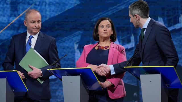 Micheál Martin, líder del Tanaiste y Fianna Fail, Mary Lou McDonald de Sinn Féin y Simon Harris, de Fine Gael en el debate electoral.