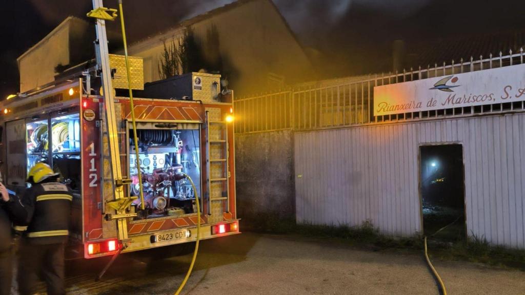 Los bomberos extinguen un incendio en Rianxo.