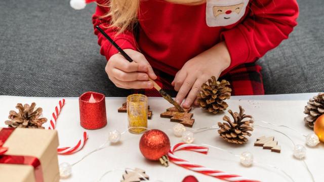 Una niña participa en un taller de Navidad.