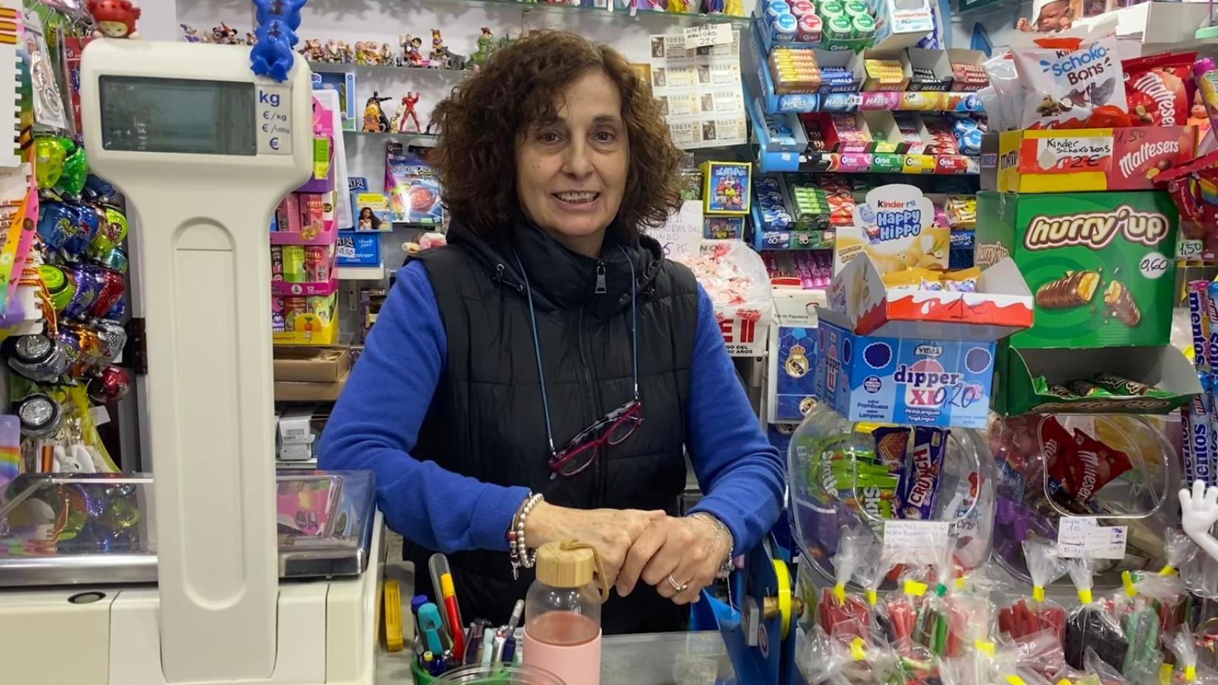 Pepa en su tienda de chucherías.