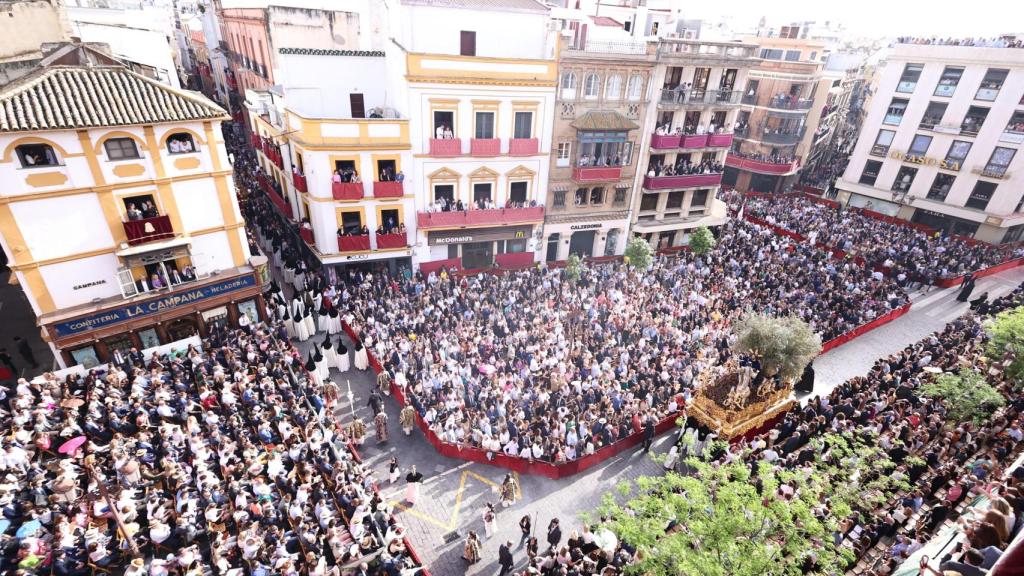 La procesión del Santo Entierro Grande de 2022, vista en La Campana desde el aire.