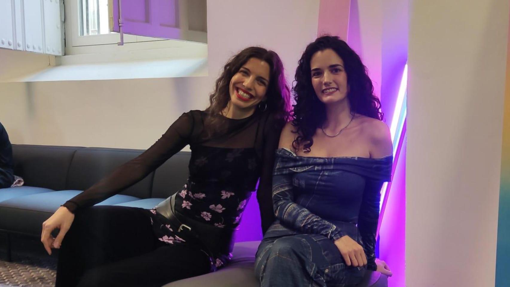 Mina Barrio (izquierda) e Isa Macías (derecha), de Melon Blanc, posando para EL ESPAÑOL de Sevilla