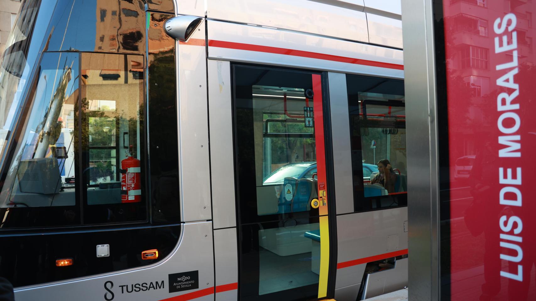 El tranvía de Sevilla, en la parada de Luis de Morales.