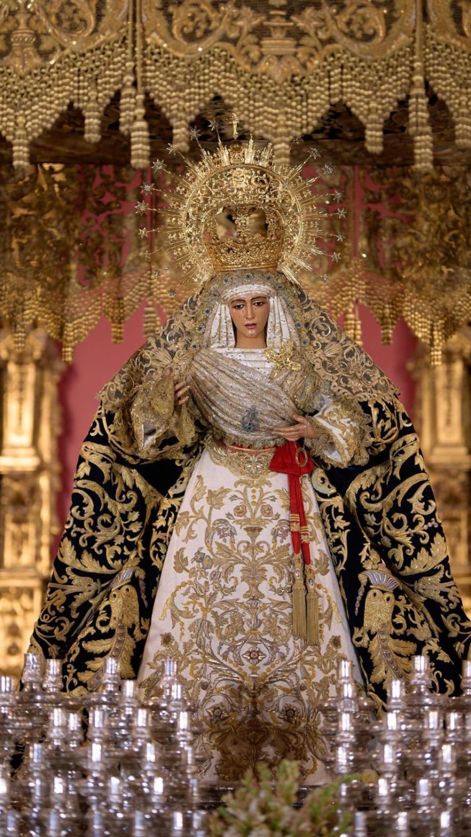 La Esperanza de Triana, en su paso de palio.