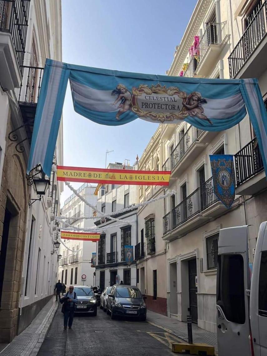 La calle Santa Ángela de la Cruz, engalanada por la Virgen de Consolación de Utrera.