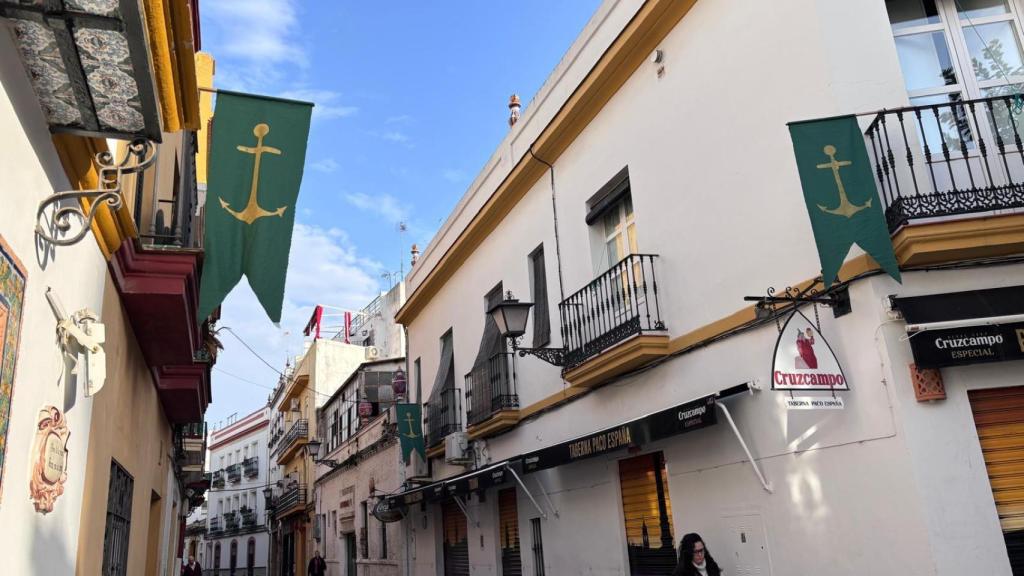 Banderines de la Esperanza de Triana en la calle Alfarería.