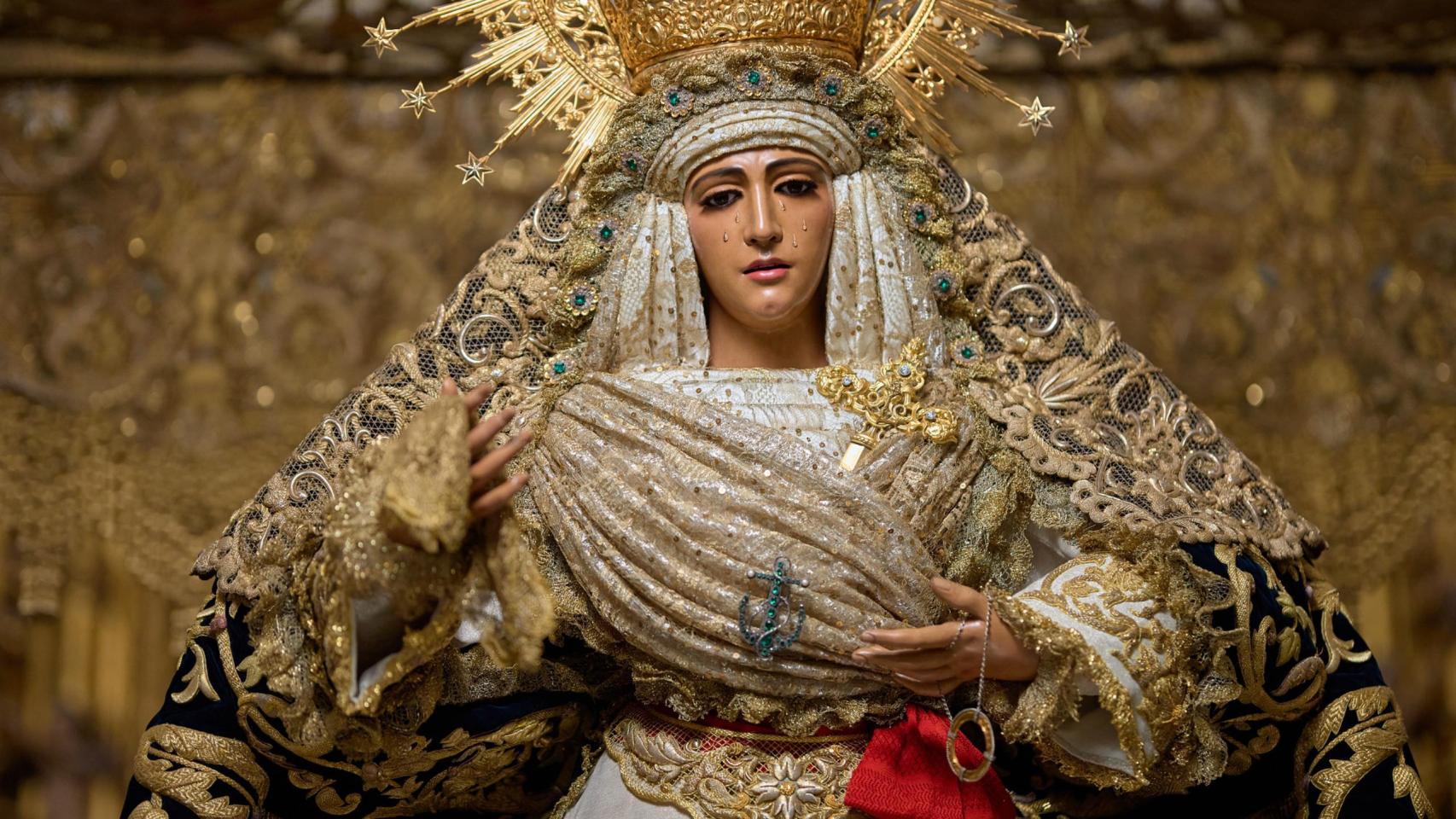 La Esperanza de Triana, en su paso de palio, a la espera de la Magna de Sevilla.