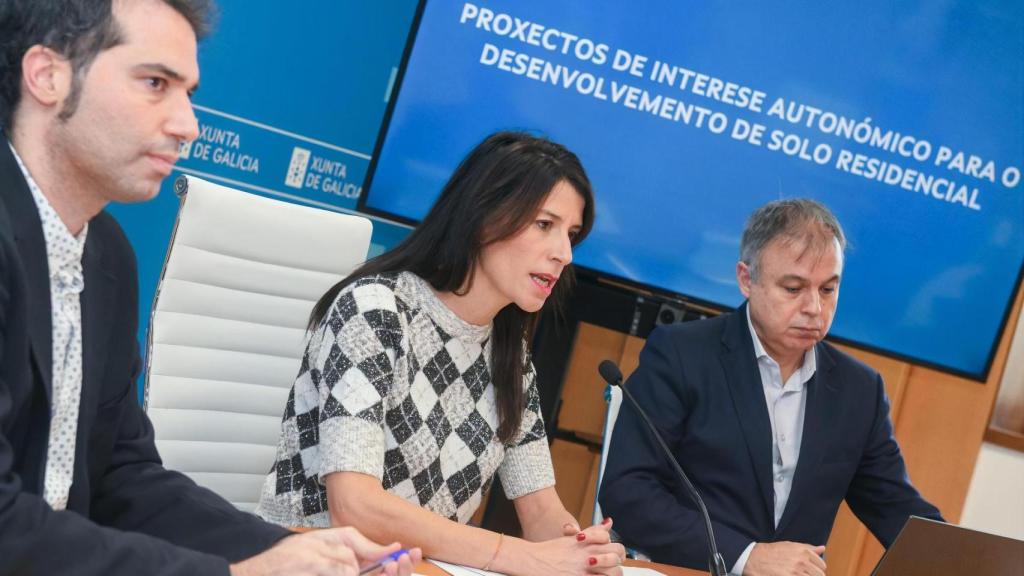 La conselleira de Vivienda y Planificación de Infraestructuras, María Martínez Allegue, junto al secretario general técnico de la Consellería, Yago Borrajo, y el secretario general de Vivienda y Urbanismo, Heriberto García Porto.