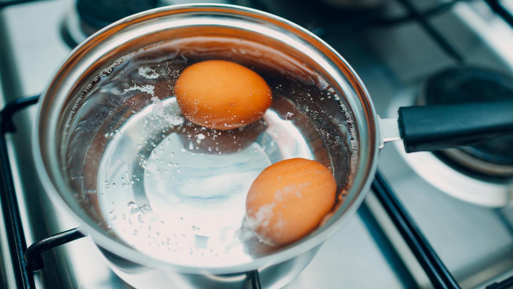 Una cacerola con dos huevos