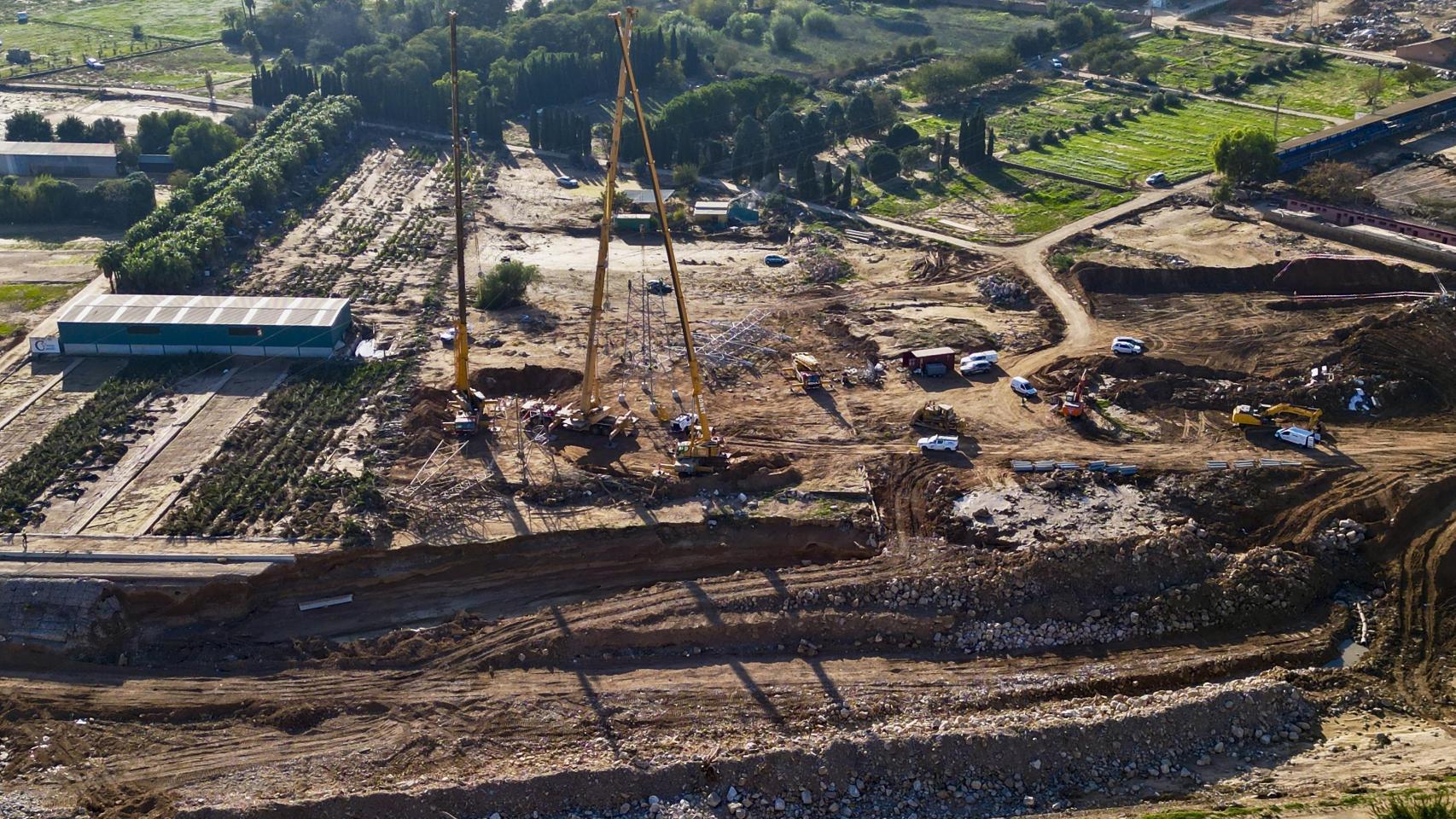 Vista de las labores de reconstrucción en el barranco del Poyo cerca de Paiporta, Massanassa y Alfafar, afectado por la DANA. Efe / José Manuel Vidal