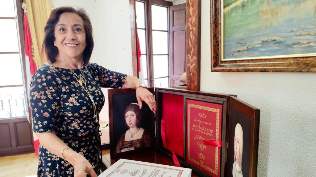 Ángeles Medina Calero, alcaldesa de Toro, junto a libros facsímil de la siempre recordada Isabel de Castilla o la Católica