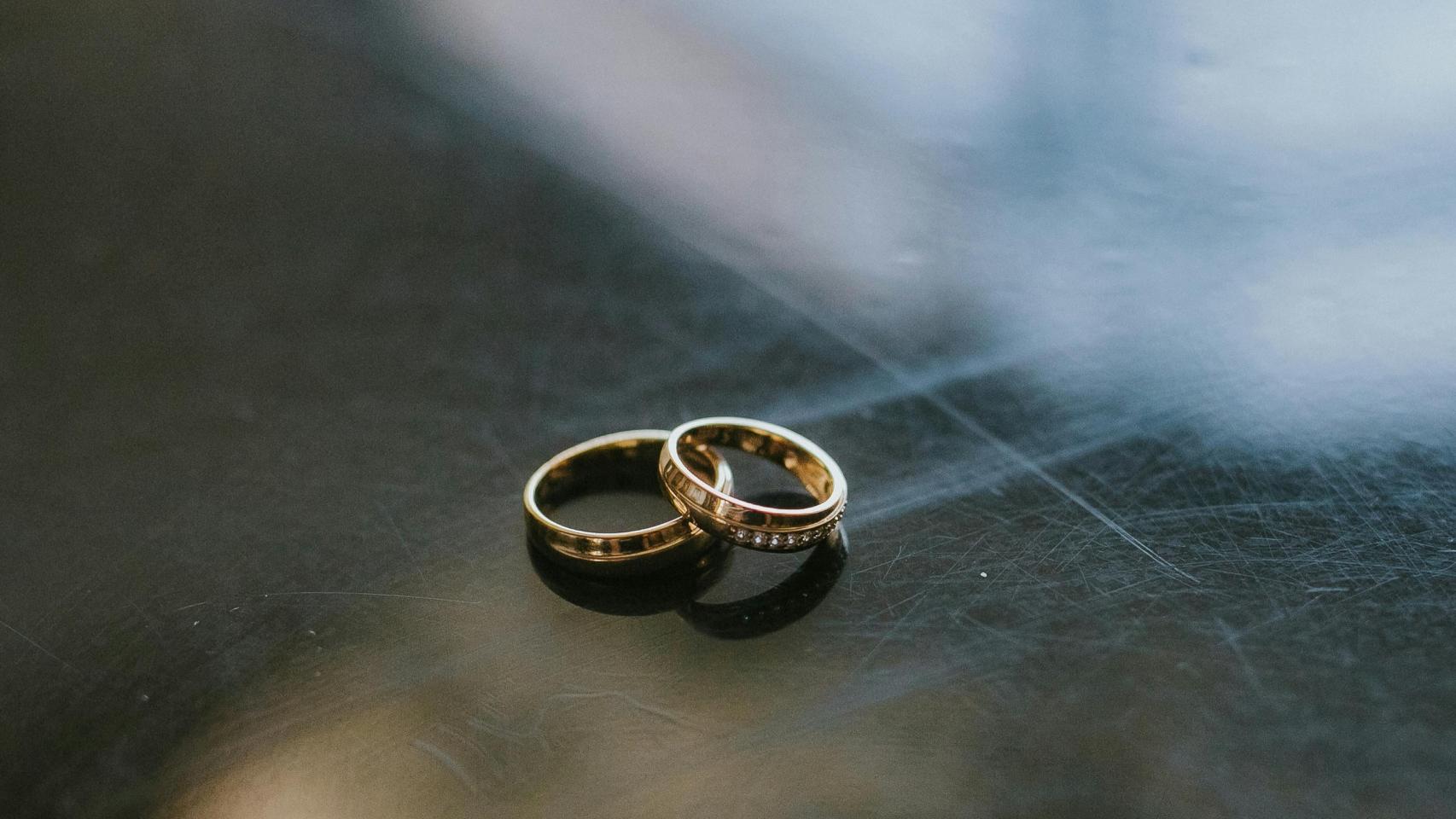 Unos anillos de boda.