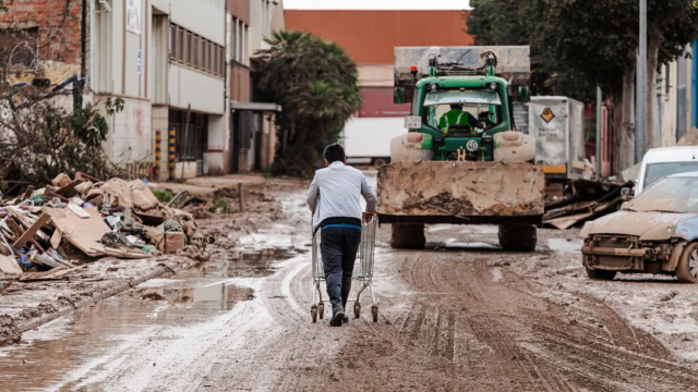 Un hombre mayor con un carrito de la compra en una zona afectada por la DANA, a 16 de noviembre de 2024, en Sedaví, Valencia