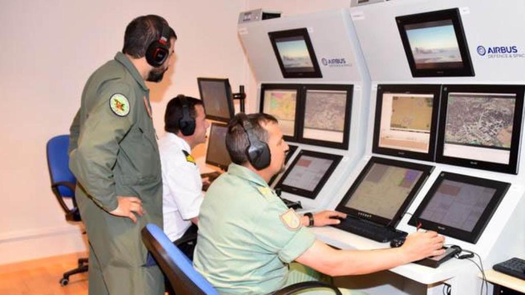 El comandante Sandoval junto a los alumnos en un simulador de vuelo