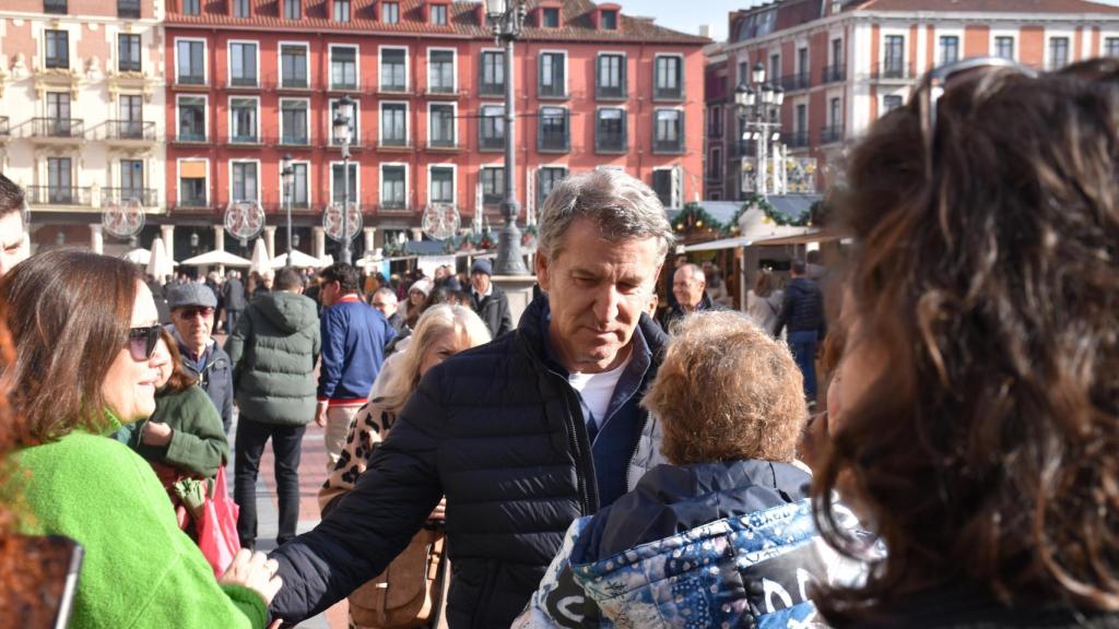 Alberto Núñez Feijóo ha aparecido por sorpresa en la Plaza Mayor de Valladolid, donde algunos ciudadanos se han acercado a hablar con él