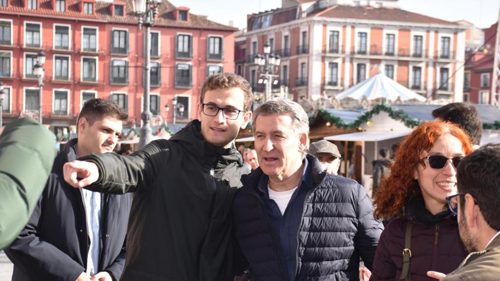 Un joven se hace una foto con Alberto Núñez Feijóo en la Plaza Mayor de Valladolid