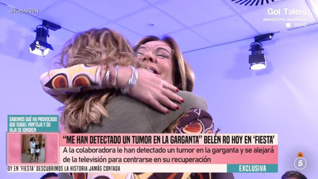 Emma García y Belén Rodríguez abrazándose en 'Fiesta'.