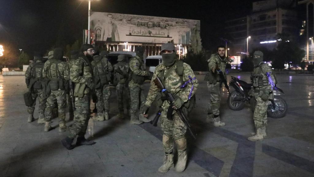 Los combatientes de la oposición siria se reúnen en la plaza Saadallah al-Jabiri, Alepo.