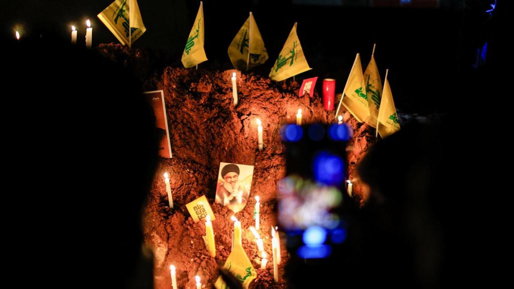 La gente se reúne en el lugar donde el ataque aéreo israelí mató al líder de Hezbolá, Hassan Nasrallá, Beirut, Líbano.