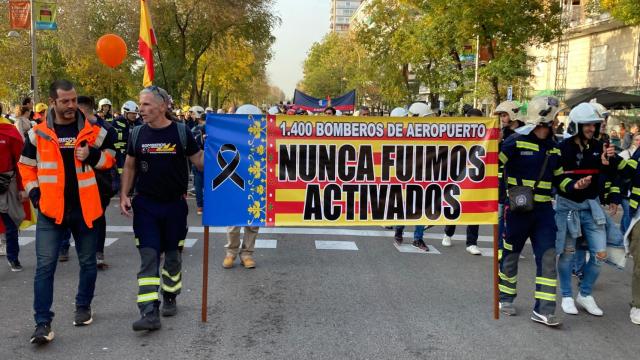 Vicente Marzán (segundo de izquierda a derecha) sostiene una pancarta durante la manifestación de los bomberos de este sábado en Madrid.